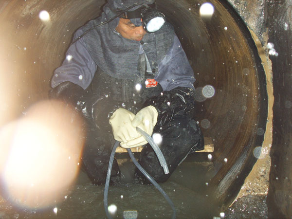 公司施工人员在地下施工图片 